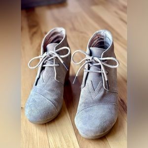 TOMS sz8 Lace Up Wedges